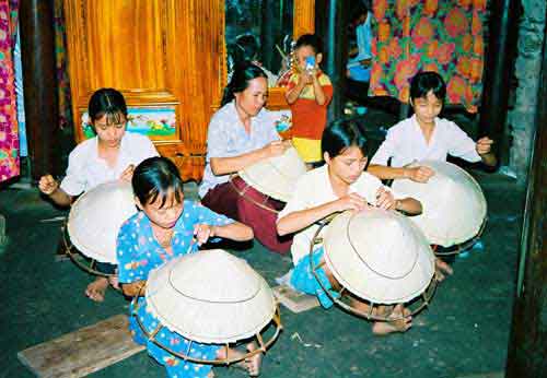 Making traditional hats in Quang Thuan (Quang Trach)