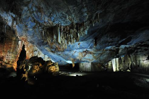 At present, over 500m of the cave is opened for tourists. Photo: VietnamNet Bridge