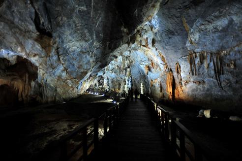 A famous British explorer, Dr. Howard Limbert, said that Thien Duong may be the longest dry cave in Asia. Photo: VietnamNet Bridge